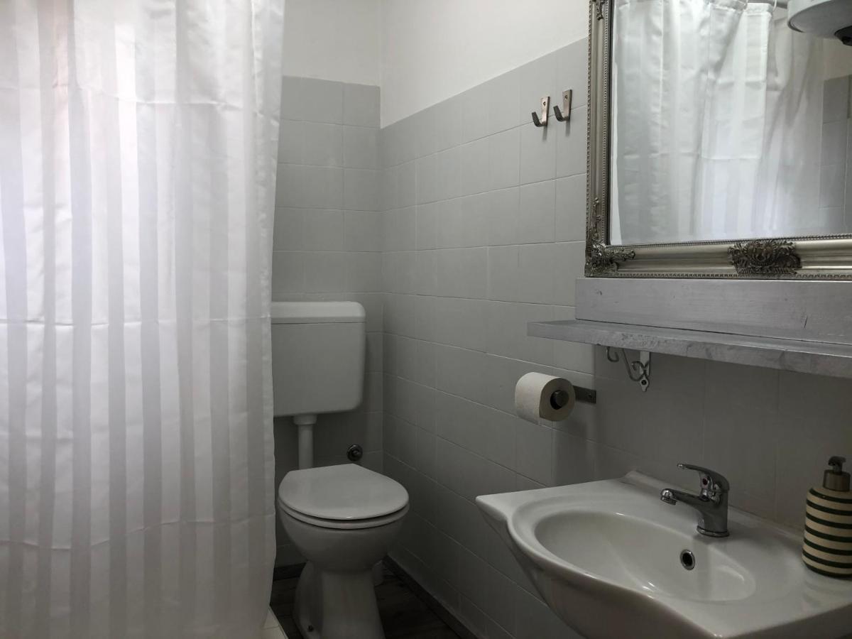 Rooms Ena Ровин Екстериор снимка